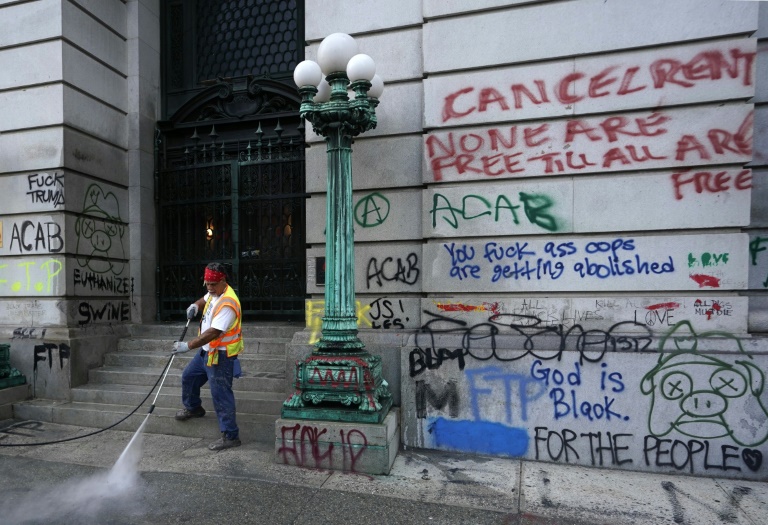 8:24 am – With the pandemic, graffiti explodes in New York, completely illegally